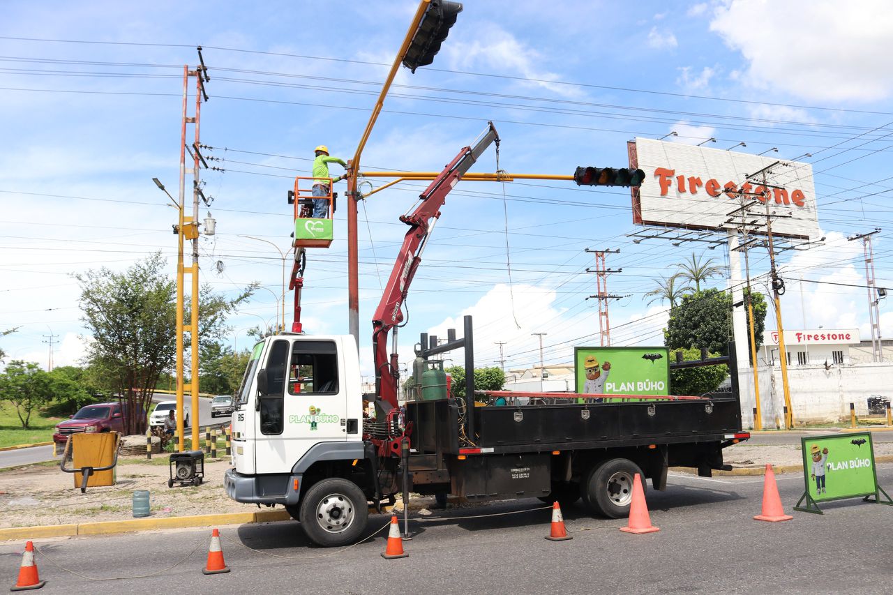 Avanza en la semaforización desde el distribuidor Firestone hasta Flor Amarillo