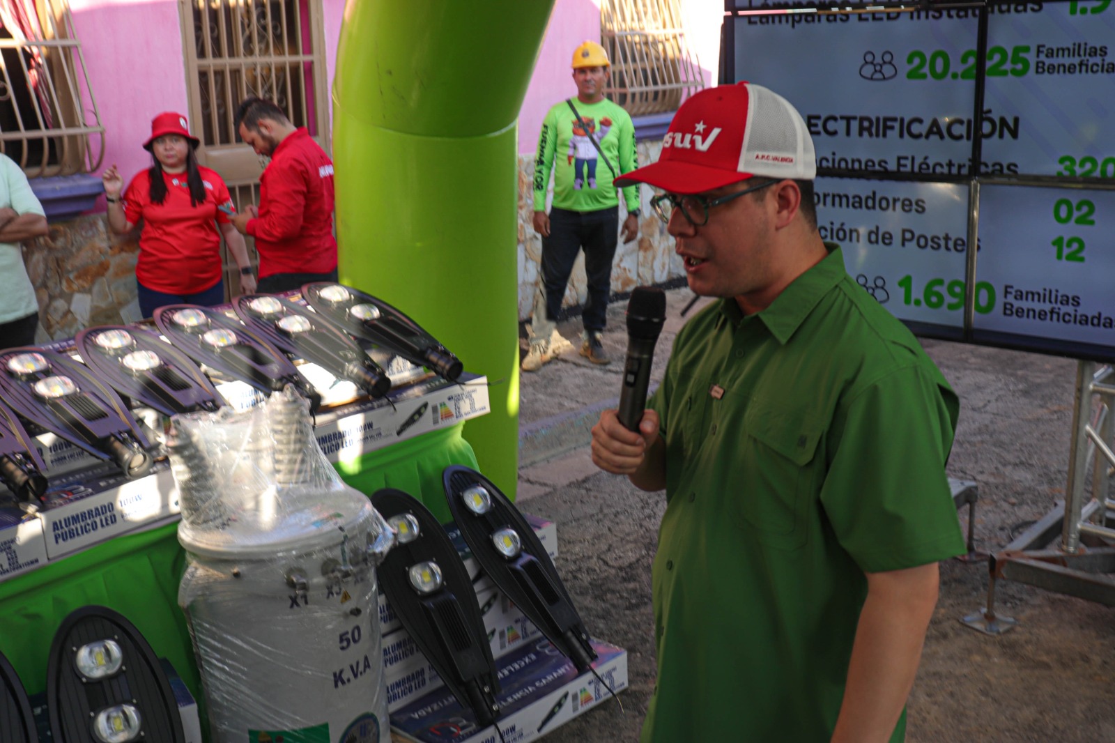 ulio Fuenmayor, en compañía de líderes comunitarios, inspeccionó los trabajos de rehabilitación integral que el equipo del Plan Búho realiza en la comunidad 3 de Mayo, de la parroquia Rafael Urdaneta