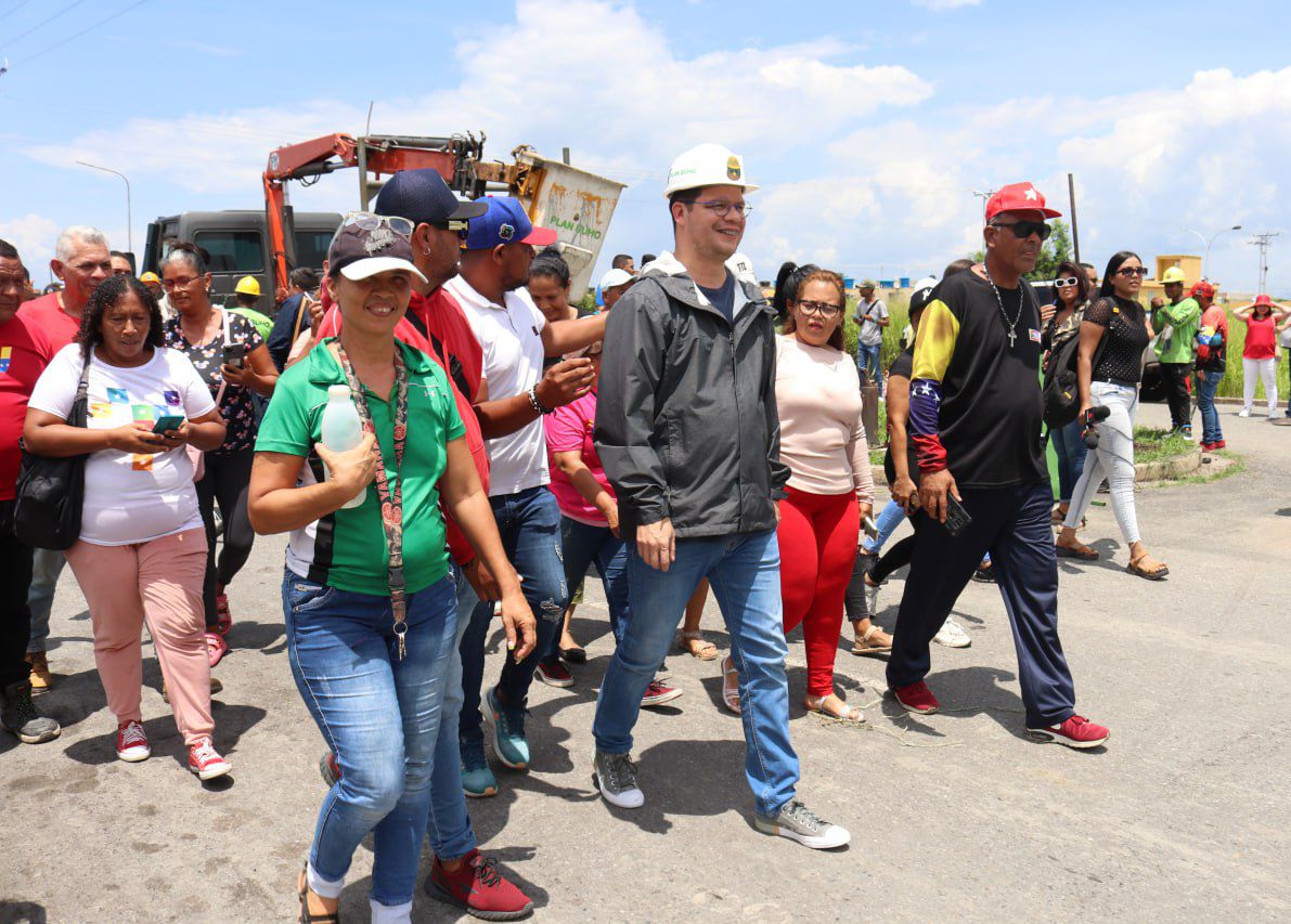Alcalde Julio Fuenmayor camina con personas de la comunidad de las cercanìas del puente Boca del Río