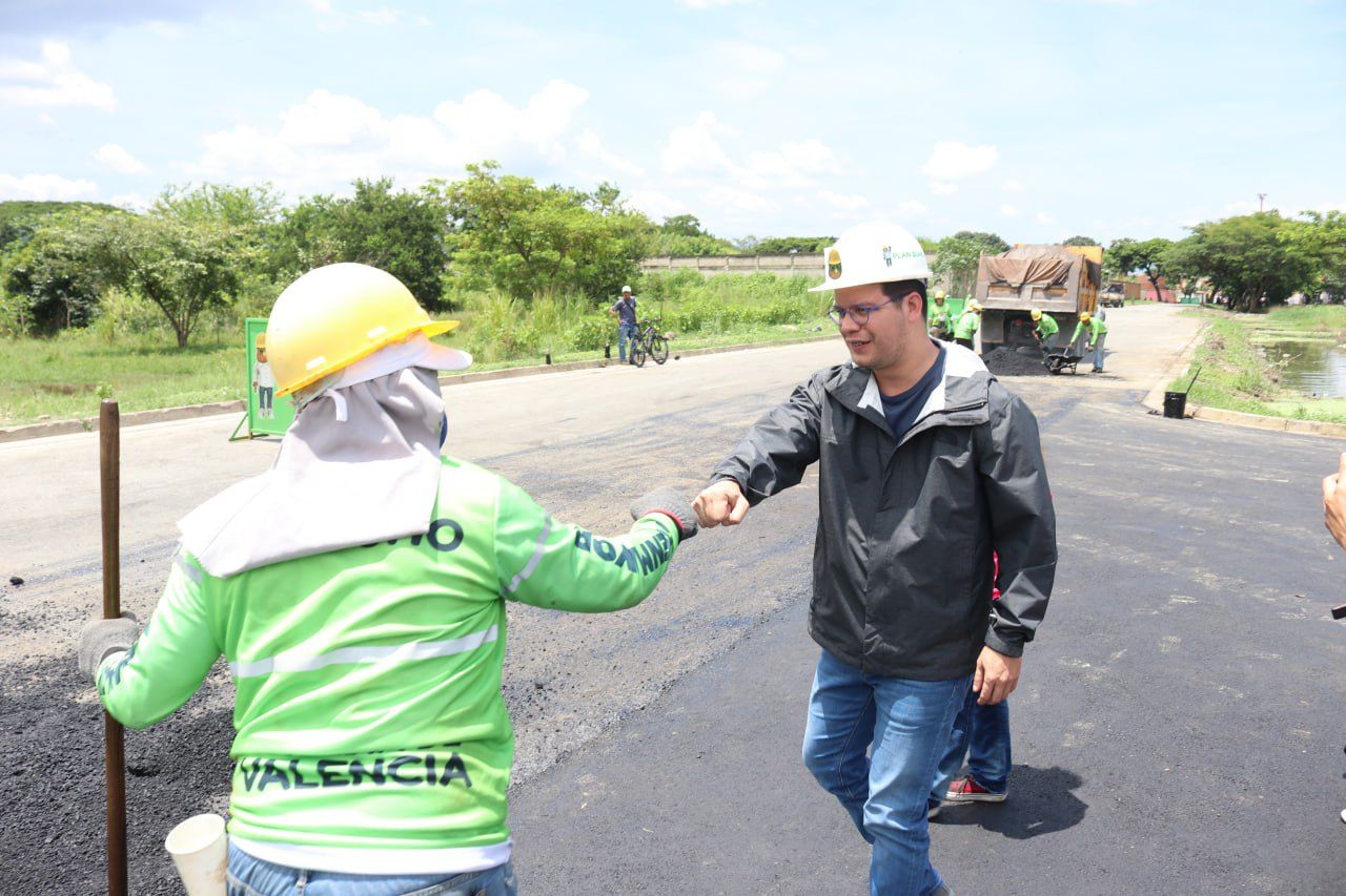 Alcalde Jlio Fuenmayor da la mano a trabajador del Plan Búho