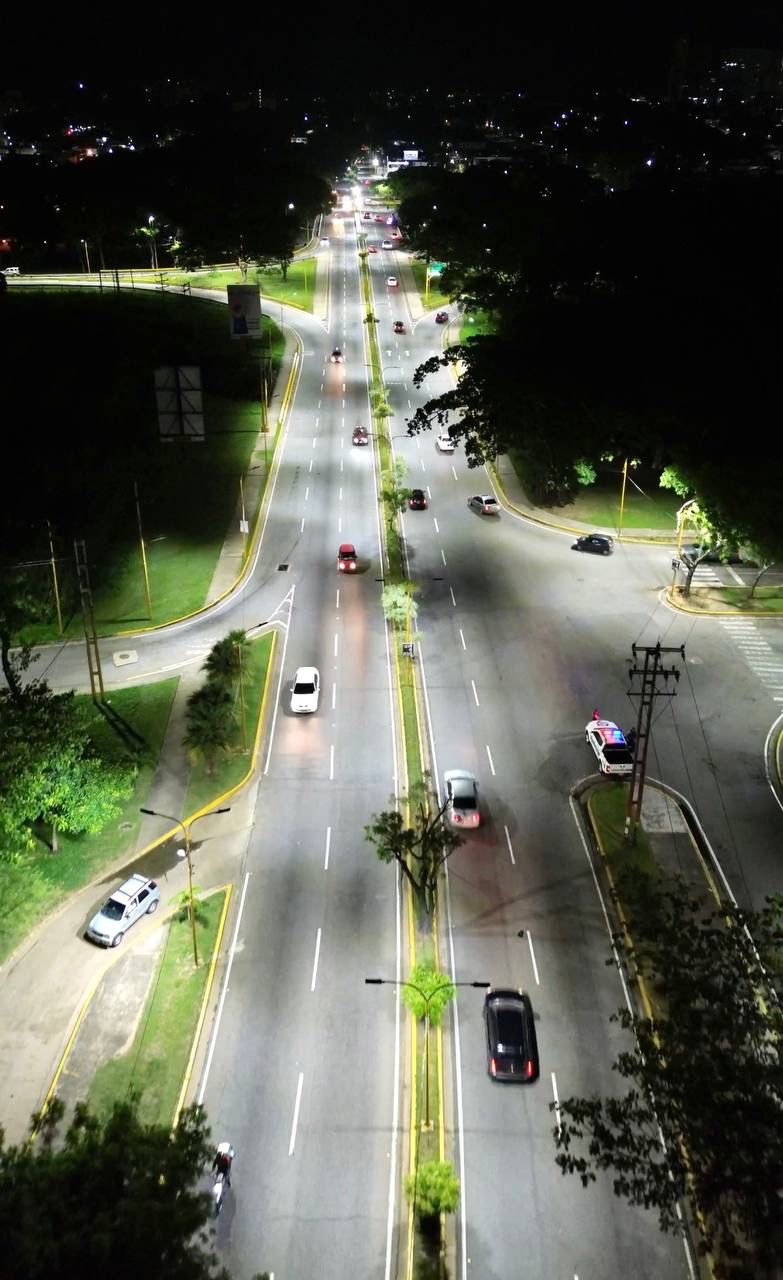 Trabajos de iluminación que se ejecutan desde la avenida San José de Tarbes hasta el distribuidor El Trigal de la parroquia San José del municipio.