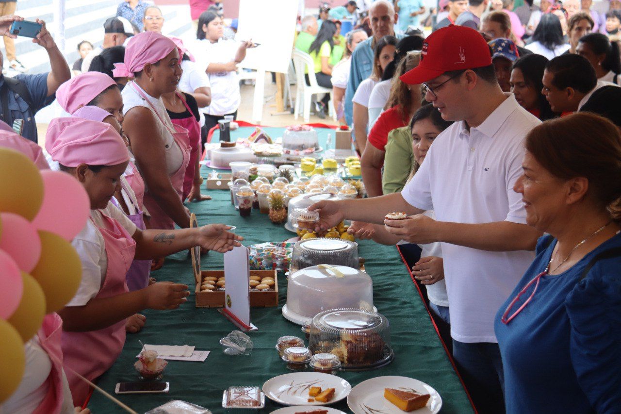 Alcalde Julio Fuenmayor degustando los postres en la primera feria de degustación gastronómica