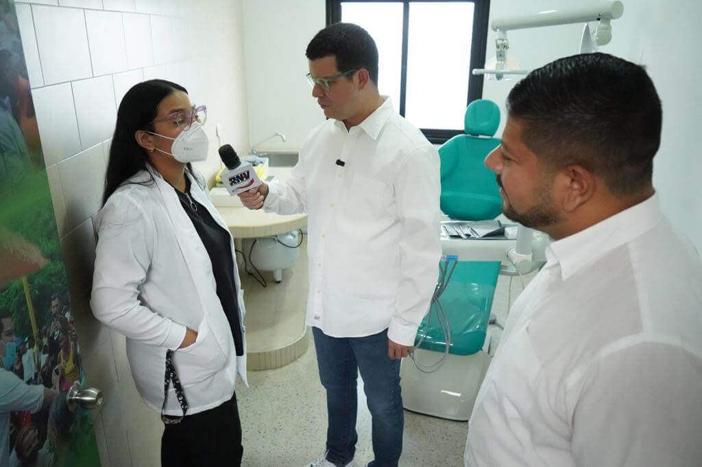 Alcalde Julio Fuenmayor conversando con personal médico del recién reinaugurado Centro Odontológico Comunitario Padre Alfonso en la parroquia San José de Valencia