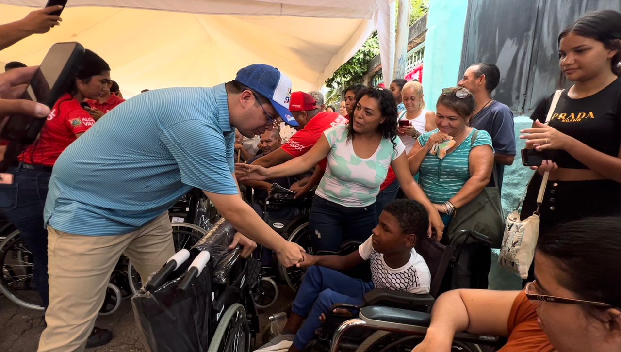 Alcalde de Valencia Julio Fuenmayor haciendo entrega de sillas de ruedas para personas con discapacidad en la comunidad Luis Herrea Campins en ela parroquia Miguel Peña